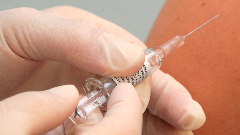 Un enfermero inyecta una vacuna. EFE