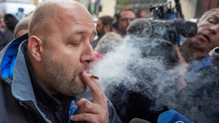 Un hombre se fuma un porro recién adquirido en una tienda en Montreal.ANDRE PICHETTE (Efe)