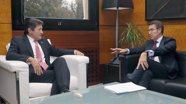 Javier Fernández y Alberto Núñez Feijóo. JOSÉ LUIS CEREIJIDO (EFE)