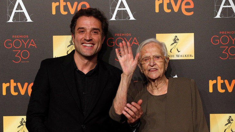 Daniel Guzmán y su abuela Antonia. CHEMA MOYA (AEP)