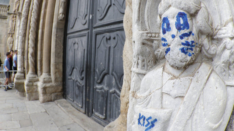Pintada vandálica en la Catedral de Santiago.AEP