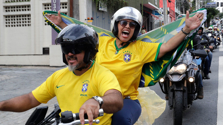Seguidores de Bolsonaro, en una marcha en moto. EFE