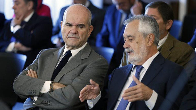 Los expresidentes de la Junta Manuel Chaves y José Antonio Griñán, en el juicio del caso Ere. JOSÉ MANUEL VIDAL (EFE)