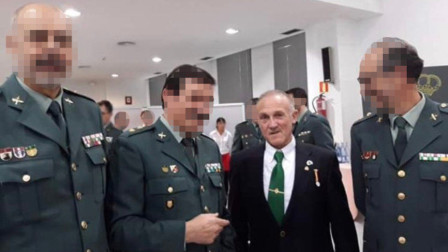 La foto de Manuel Murillo con miembros de la Guardia Civil publicada por el senador Jon Inarritu. TWITTER