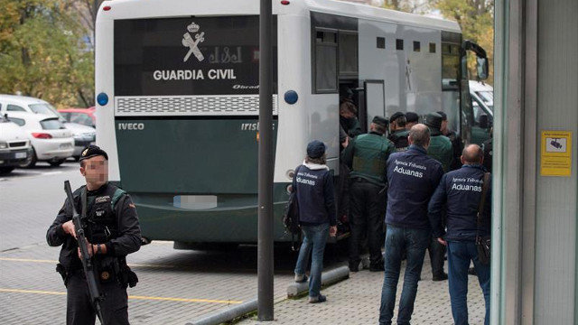 Los detenidos en la operación contra el narcotráfico en Algeciras llegan a los juzgados de Ourense. BRAIS LORENZO