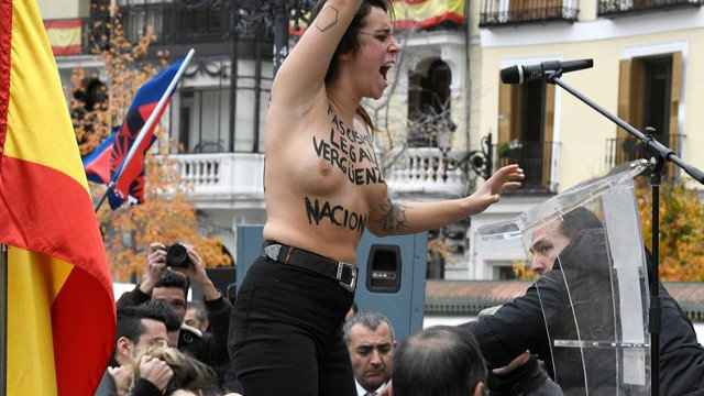 Las activistas de Femen han irrumpido en un acto convocado en la plaza de Oriente de Madrid por la Asociación por la Derogación de la Memoria Histórica con motivo del 20-N. VÍCTOR LERENA (EFE) 