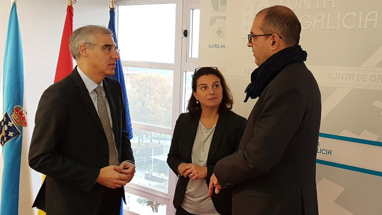 Francisco Conde, con Carla Gohin, vicepresidenta de Investigación do grupo PSA, e con Frédéric Puech, director da factoría de Vigo. EP