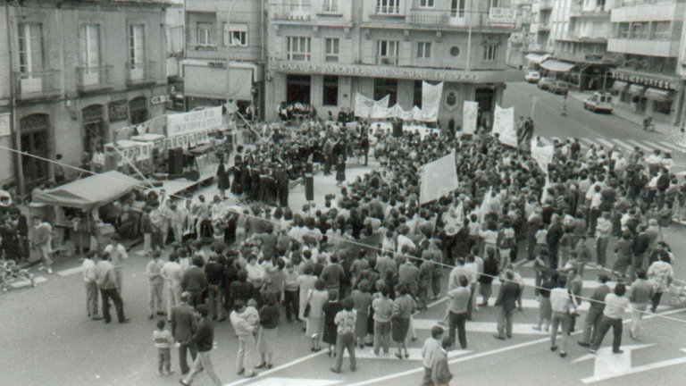 Concentración de vecinos de Vilagarcía de Arousa contra droga organizada por Cáritas en 1987. ARCHIVO