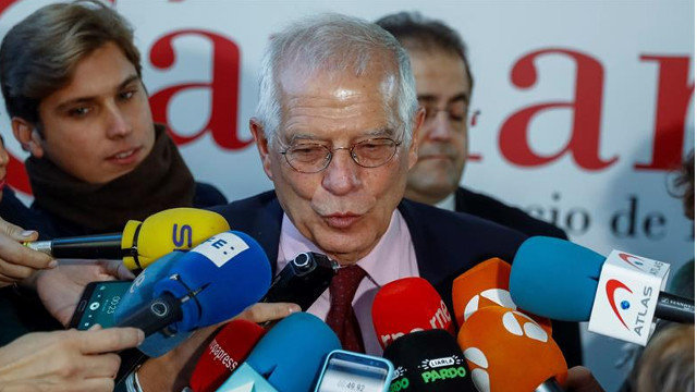 El ministro de Exteriores, Josep Borrell, atiende a los medios durante su participación en un acto sobre el Brexit, este jueves. EMILIO NARANJO (EFE)