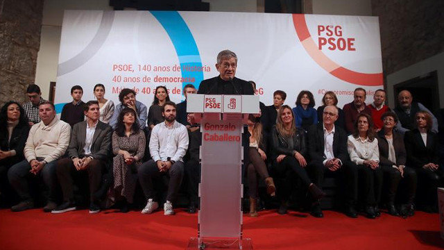 Enrique Barón en el acto del PSOE en Santiago. ÓSCAR CORRAL (EFE)