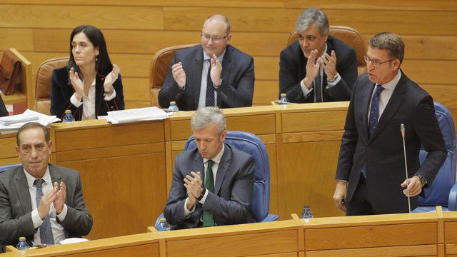 El presidente de la Xunta, Alberto Núñez Feijóo, durante su intervención este miércoles en el Parlamento gallego. LAVANDEIRA JR (EFE)