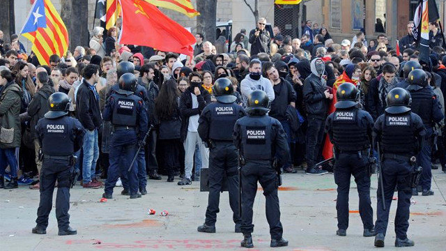 Manifestación contra el acto por el Día de la Constitución en Girona, convocada por Borbonia y apoyada por Vox. ROBIN TOWNSEND (EFE) 