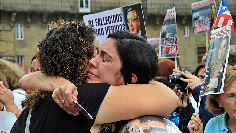 Víctimas del accidente de Angrois, en una manifestación en la Praza do Obradoiro. LUIS POLO (AGN)
