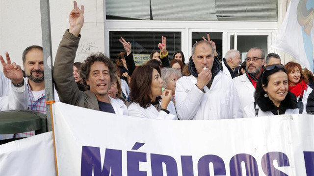 Los médicos llevan su protesta al Parlamento. LAVANDEIRA JR