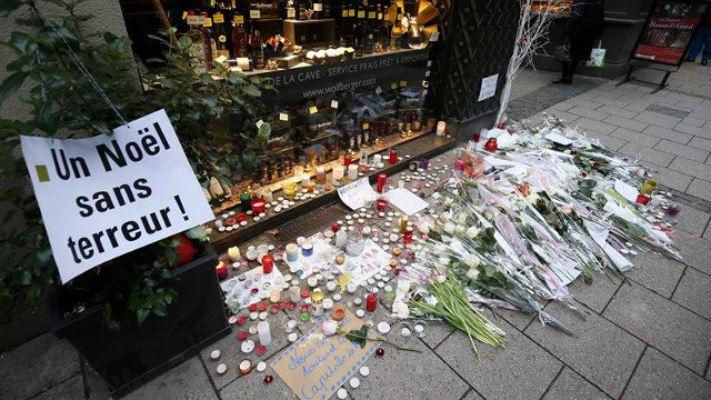 Flores, velas y mensajes, cerca del mercadillo de Navidad donde se produjo el atentado en Estrasburgo. RONALD WITTEK