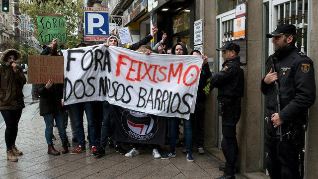 Los manifestantes que protestaron durante el acto de la gestora provincial de VOX en Ourense BRAIS LORENZO