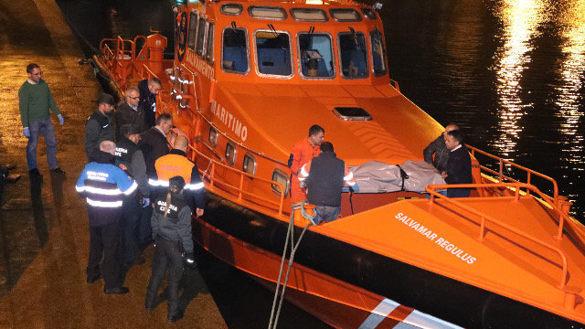 Un buque de Salvamento Marítimo traslada dos de los cuerpos hasta Porto do Son. PEPE FERRÍN