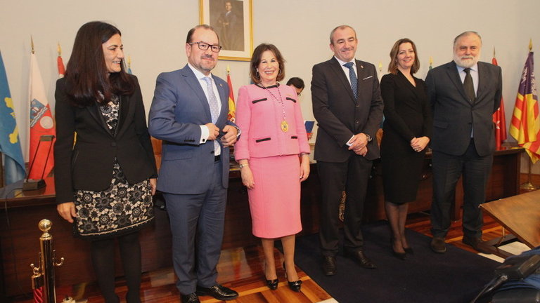 Blanca García Montenegro, con la medalla de oro, escoltada por Isabel Rodríguez, Antonio López, Darío Campos, Lara Méndez y José de Cora. J. VÁZQUEZ