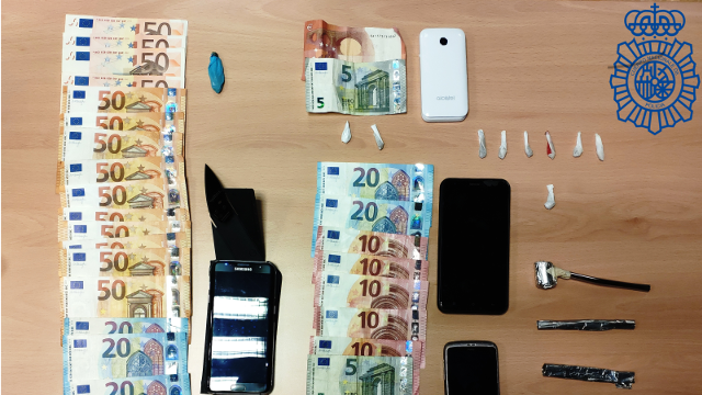Droga y dinero incautado en la operación antidroga en Vigo. POLICÍA NACIONAL
