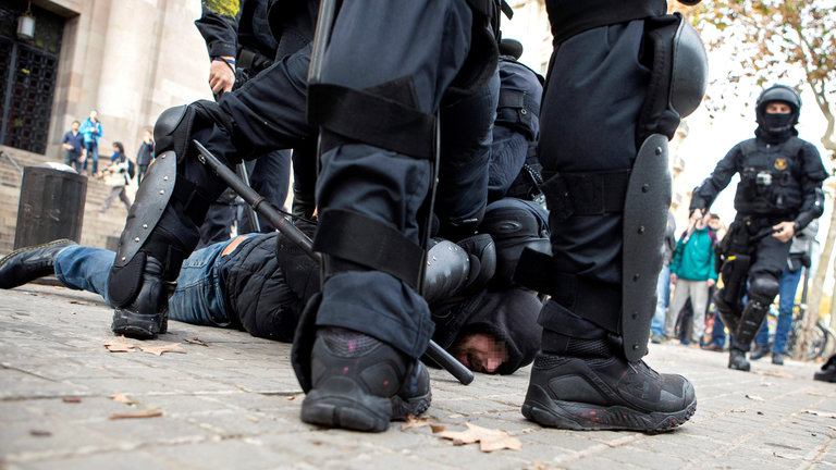 Una de las detenciones de las protestas en Barcelona.FONTCUBERTA (Efe)