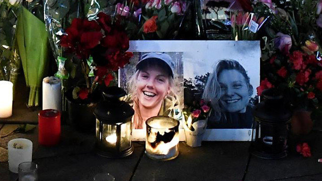 Varias personas encienden velas durante una vigilia en honor a las dos turistas escandinavas asesinadas en Marruecos THOMAS SJOERUP