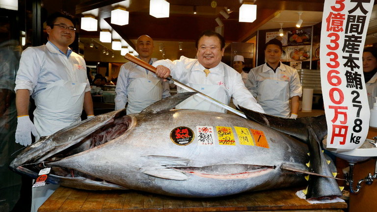 Kiyoshi Kimura se prepara para cortar el tan valioso ejemplar de atún rojo. KIMIMASA MAYAMA (EFE)
