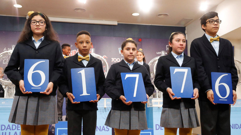 El número 61.776, agraciado con el segundo premio de El Niño. ZIPI (EFE)