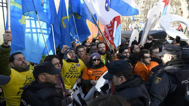 Protesta de los trabajadores de Alcoa en Madrid. VÍCTOR LERENA (EFE)