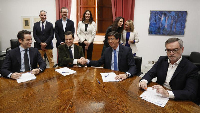 El presidente andaluz del PP, Juanma Moreno (2i), y el de Cs, Juan Marín (2d), estrechan las manos. JOSÉ MANUEL VIDAL