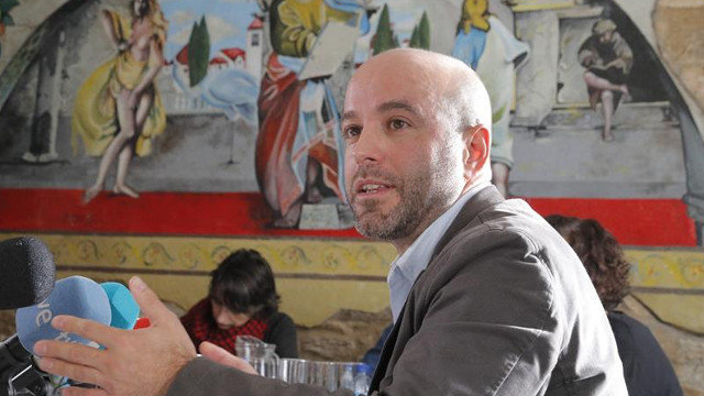 O portavoz de En Marea, Luís Villares, durante o almorzo con xornalistas, este xoves en Santiago de Compostela. LAVANDEIRA JR (EFE)