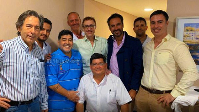 Maradona, con los médicos que le operaron. INSTAGRAM