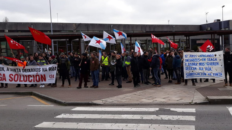 Trabajadores de Seaga se manifiestan frente a la Xunta en Santiago.DC
