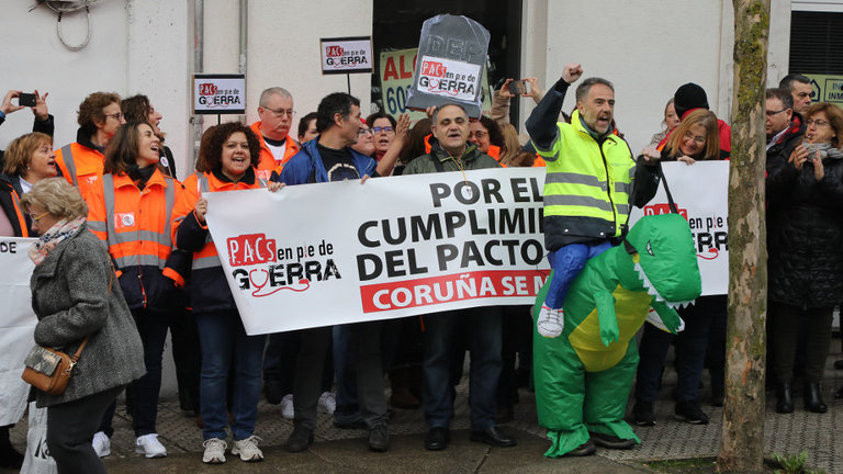 Representantes de varios PAC gallegos, se manifiestan ante el Parlamento de Galicia. LUIS POLO
