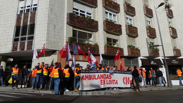 Manifestantes concentrados ante la casa de Almuiña. EP