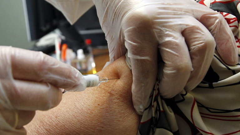 Unha muller recibe a vacina da gripe. ARQUIVO