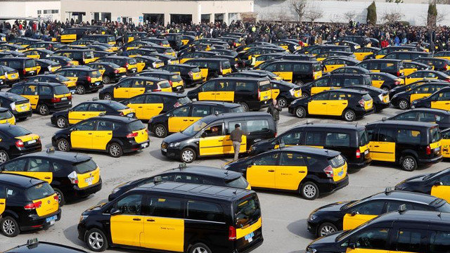 Centenares de taxistas durante la asamblea que celebrada en el aparcamiento de la T2 del Aeropuerto de El Prat. TONI ALBIR (EFE) 