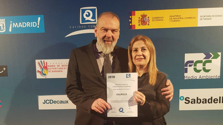 O xerente de Galipizza, Xosé Manuel Vázquez, 'Leman', recolle o diploma de Q de calidade. EP