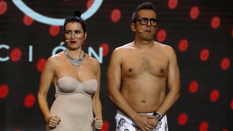 Silvia Abril y Andreu Buenafuente, en ropa interior durante la gala de entrega de los Premios Goya 2019. BALLESTEROS (EFE)