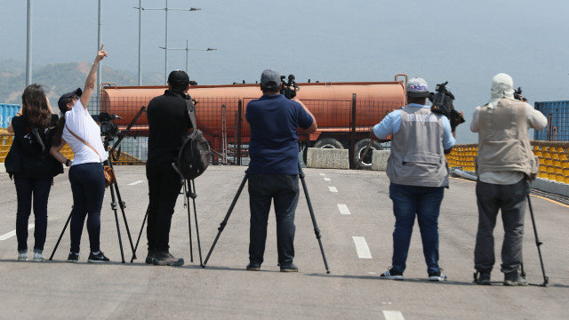 Xornalistas toman imaxes do bloqueo na ponte Tienditas. MAURICIO DUEÑAS (EFE)