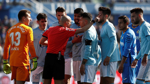 Os xogadores do Celta protestan ao árbitro pola expulsión do seu compañeiro, Maxi Gómez. MARISCAL (EFE)