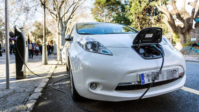 Un coche eléctrico mientras carga la batería en el centro de Palma de Mallorca. LLITERES