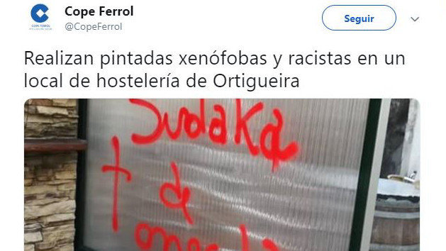 Extracto de un tuit de Cope Ferrol que muestra las pintadas aparecidas en el local del portavoz de Ciudadanos en Ortigueira