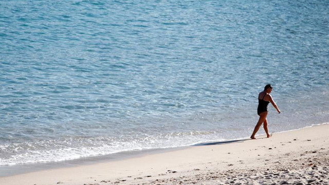 Una mujer sale del agua en la playa de Riazor, en A Coruña. CABALAR