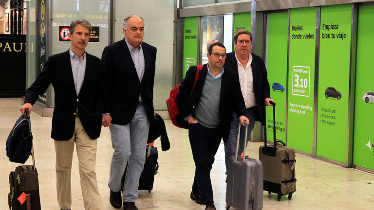 Esteban González Pons (2i), José Ignacio Salafranca Sánchez-Neyra (i), Gabriel Mato Adrover (d) y Juan Salafranca (2d), a su llegada a Madrid tras ser expulsados de Venezuela. NICO RODRÍGUEZ (EFE)