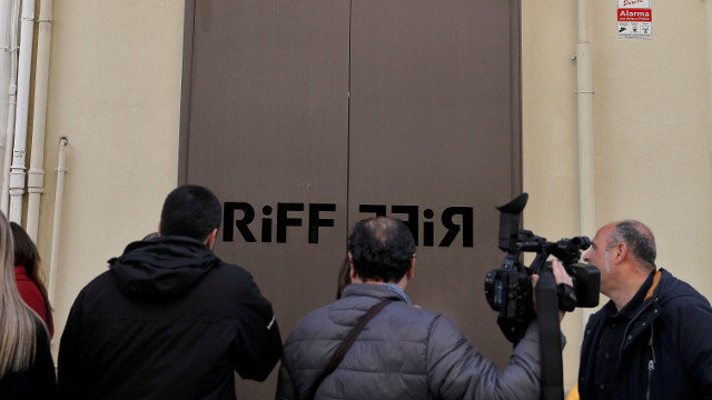 Cámaras de televisión e xornalistas, ás portas do restaurante RiFF de València. MANUEL BRUQUE (EFE)
