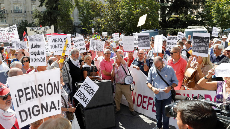Varios manifestantes se pronunciaron por unas pensiones dignas. AEP