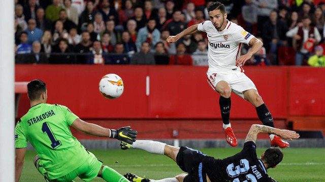 Sarabia marca el segundo gol del Sevilla. JULIO MUÑOZ (EFE)