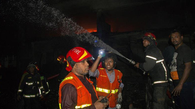 Bomberos y lugareños trabajan para apagar el fuego en el área de Churihatta en Chawk bazar, Old Dhaka, Bangladés. MONIRUL ALAM (EFE)