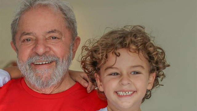 Lula da Silva, con su nieto. ROBERT STUCKERT (EFE)