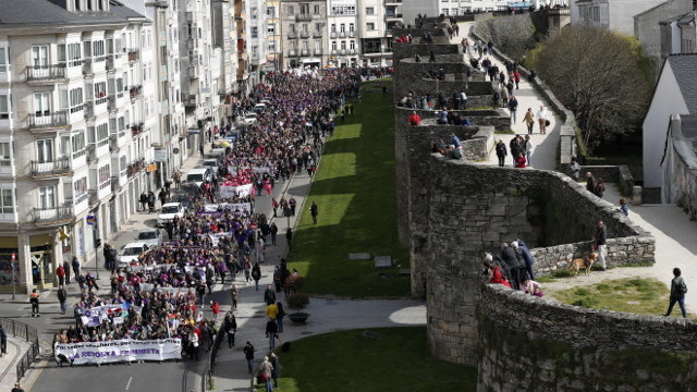 Participantes en la manifestación feminista pasando por la Ronda da Muralla. XESÚS PONTE